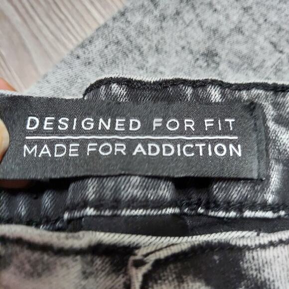 City Chic Women's Plus Size Harley Mid-Rise Ankle Grazer Black Acid Wash Jeans - Picture 5 of 8